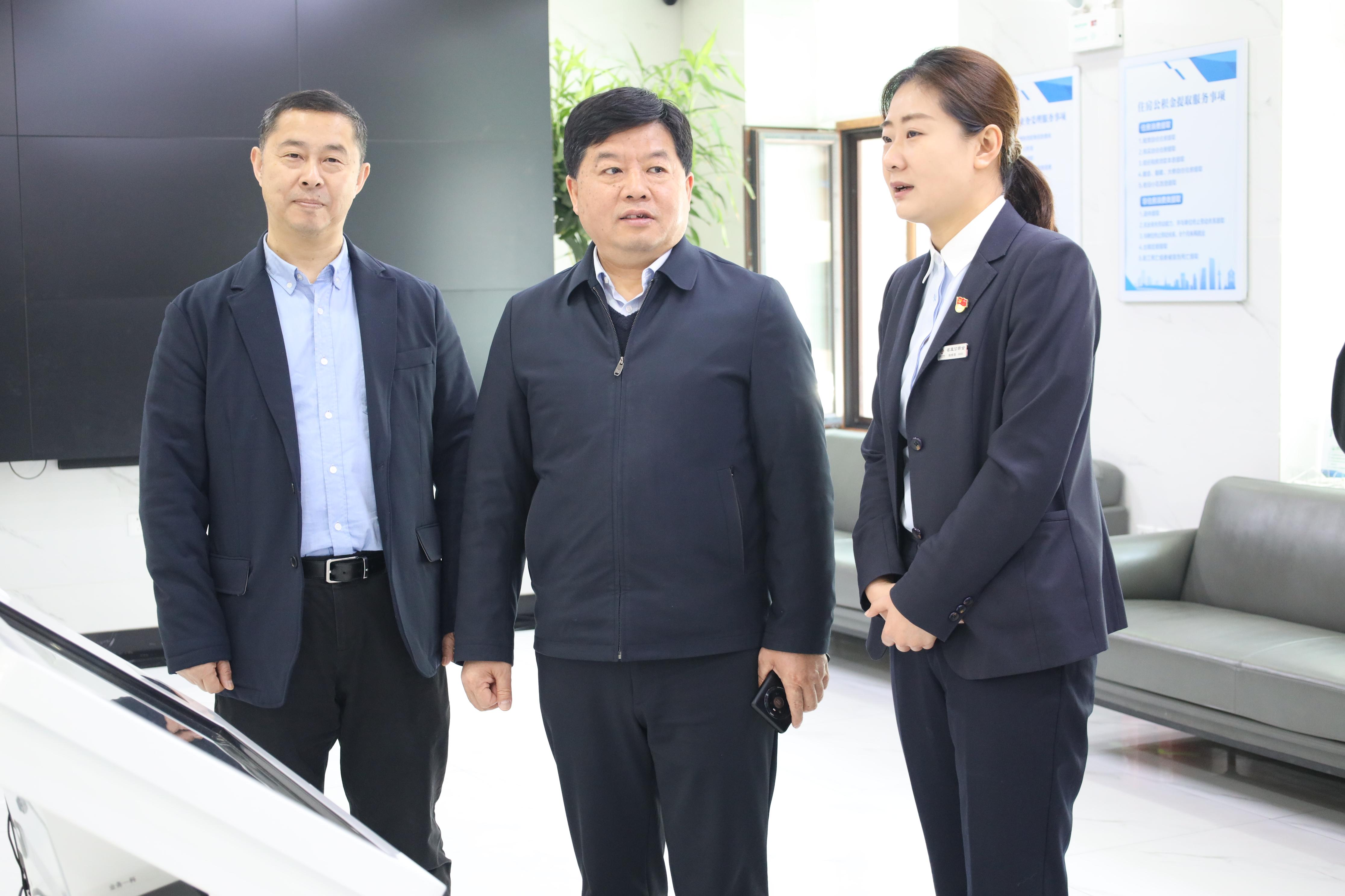 局党组成员、副局长王威武陪同河南省机关事务管理局褚文忠一行到文明街服务大厅交流调研